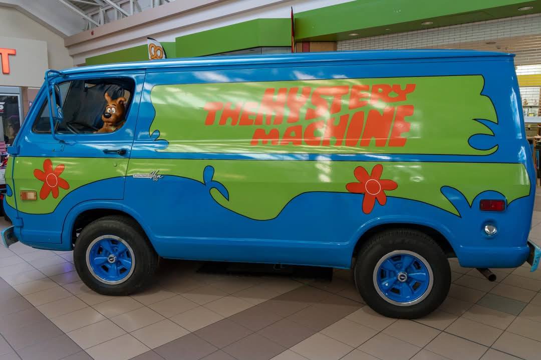 The Mystery Machine — full side view